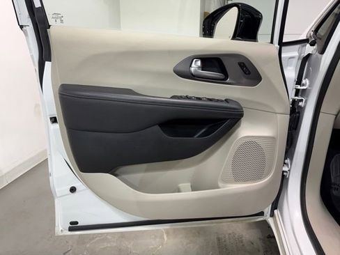 Used 2024 Chrysler Pacifica Touring-L image 10