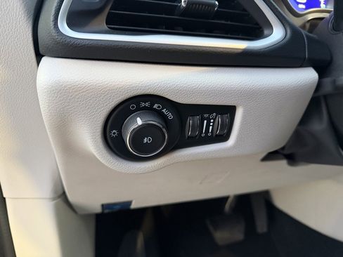 Used 2023 Chrysler Pacifica Touring-L image 11