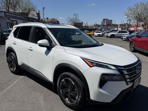 Used 2025 Nissan Rogue SV w/ SV Premium Package image 3