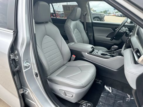 Used 2023 Toyota Highlander XLE FWD image 25