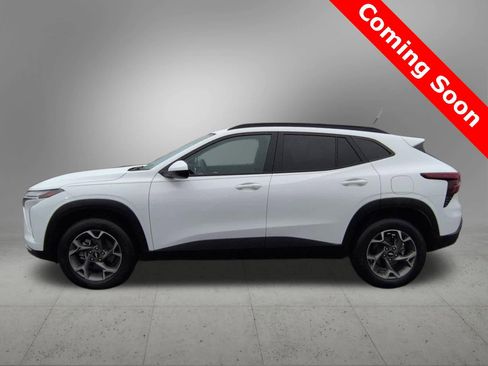 Used 2024 Chevrolet Trax LT w/ LT Convenience Package image 3