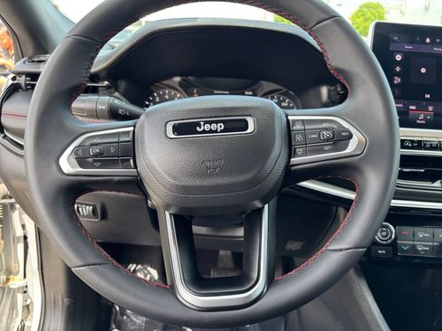 Used 2025 Jeep Compass Trailhawk AWD/4WD image 28