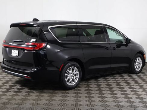 Used 2024 Chrysler Pacifica Touring-L FWD image 11