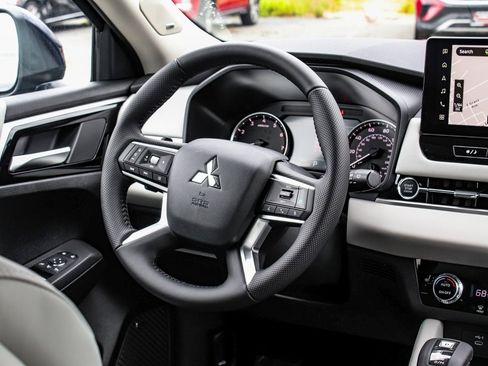New 2025 Mitsubishi Outlander SE image 25