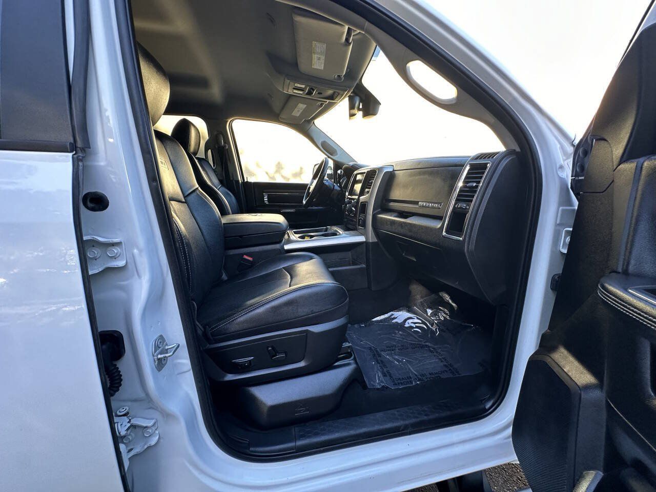 Used 2018 RAM 3500 Laramie w/ Convenience Group AWD/4WD image 15