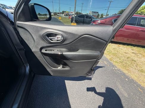 Used 2019 Jeep Cherokee Latitude Plus FWD image 21