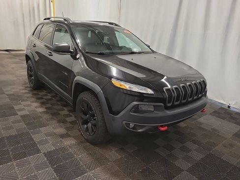 Used 2018 Jeep Cherokee Trailhawk AWD/4WD image 3
