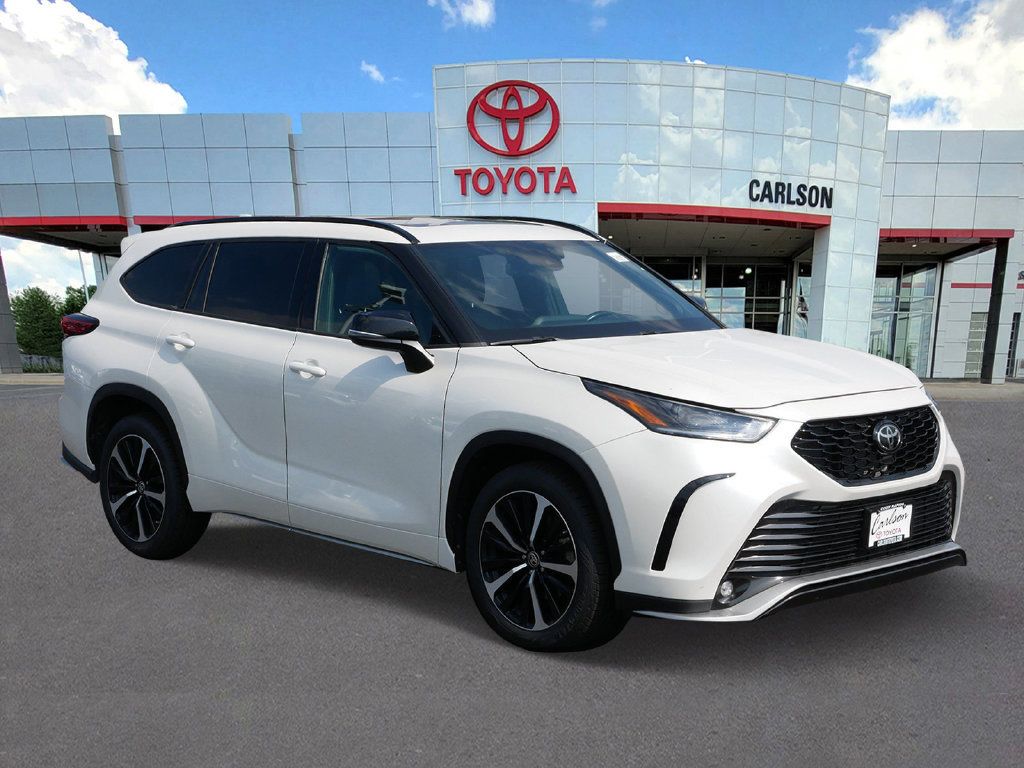 Used 2021 Toyota Highlander XSE AWD/4WD image 2