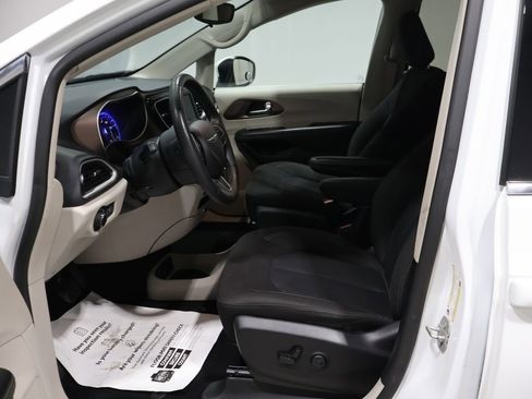 Used 2023 Chrysler Voyager LX image 11