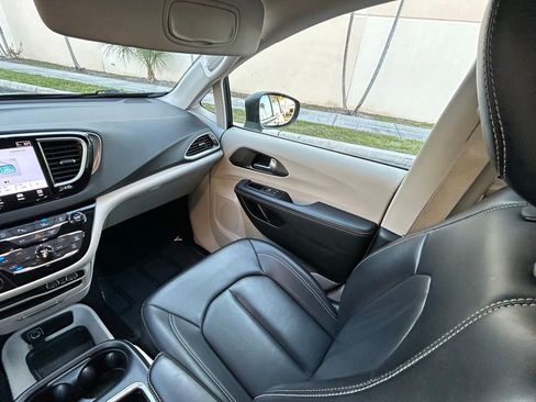 Certified 2023 Chrysler Pacifica Touring-L FWD image 11