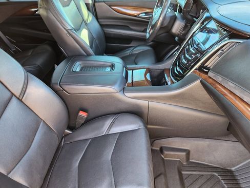 Used 2020 Cadillac Escalade Premium Luxury image 15