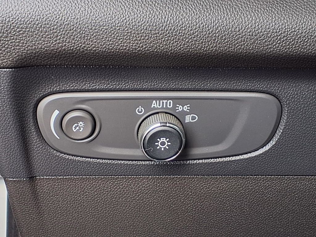 Used 2022 Buick Envision Preferred FWD image 11