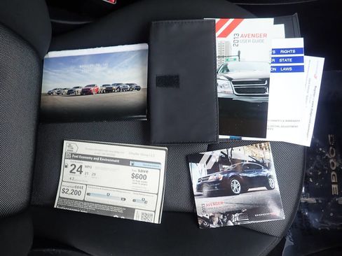 Used 2013 Dodge Avenger SE image 24