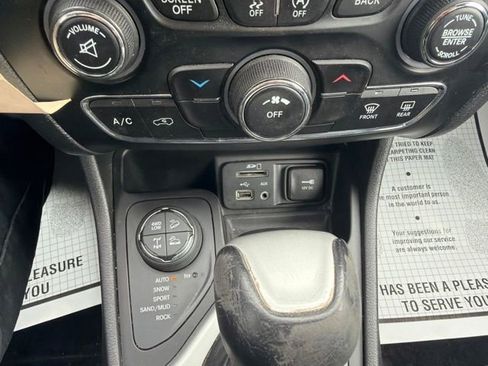 Used 2017 Jeep Cherokee Trailhawk w/ Cold Weather Group AWD/4WD image 24