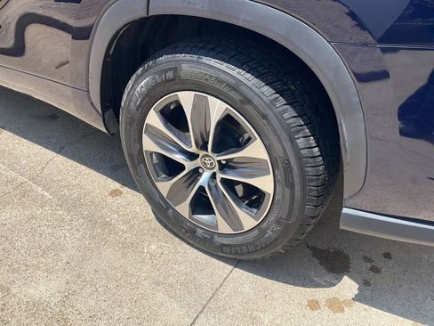 Used 2020 Toyota Highlander XLE FWD image 6