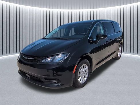 Used 2023 Chrysler Voyager LX FWD image 4