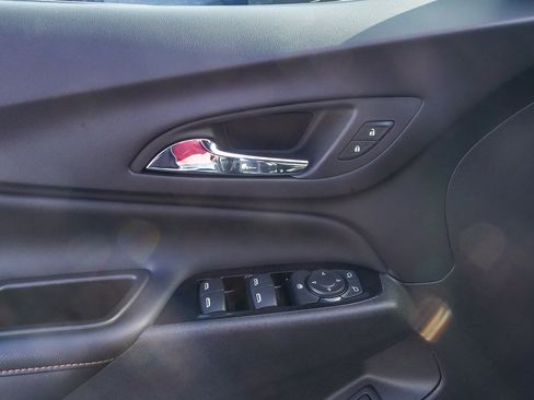 Used 2023 Chevrolet Equinox Premier image 18