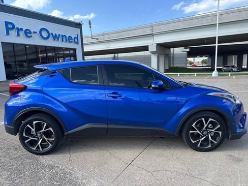 Used 2019 Toyota C-HR XLE FWD image 2