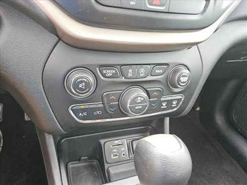 Used 2017 Jeep Cherokee 75th Anniversary FWD image 18