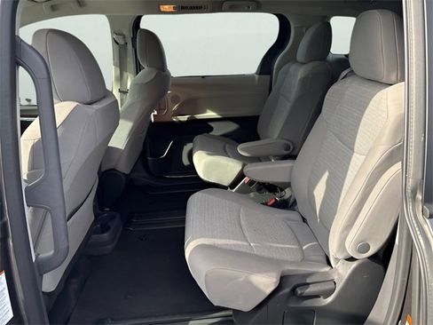 Used 2022 Toyota Sienna LE image 17