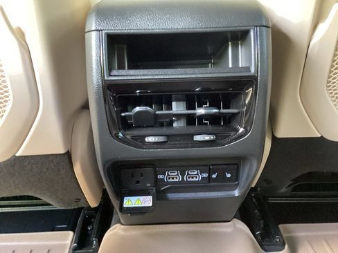 Used 2025 Jeep Grand Cherokee Limited w/ Luxury Tech Group II AWD/4WD image 49