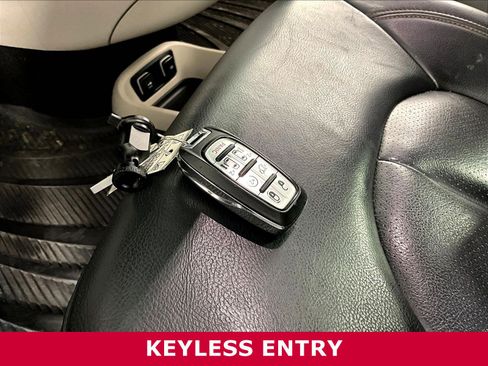 Used 2018 Chrysler Pacifica Touring-L FWD image 32