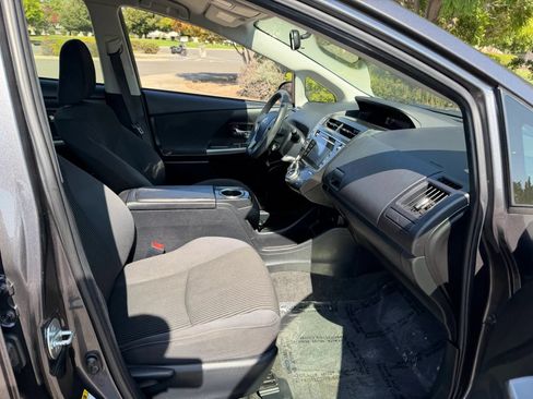 Used 2017 Toyota Prius V Two w/ Carpet Mat Package FWD image 9