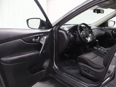 Used 2018 Nissan Rogue SV image 10