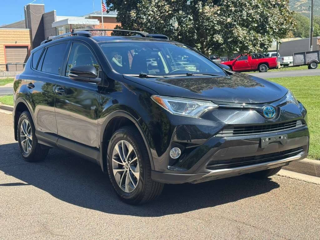 Used 2018 Toyota RAV4 XLE AWD/4WD image 1