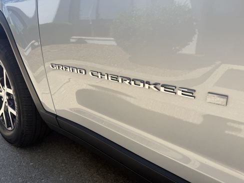 Used 2023 Jeep Grand Cherokee L Limited AWD/4WD image 17