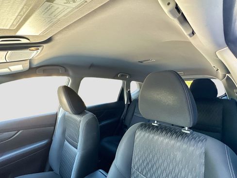 Used 2017 Nissan Rogue SV image 21