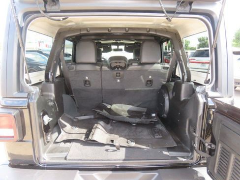 Used 2022 Jeep Wrangler Unlimited Sahara w/ Cold Weather Group AWD/4WD image 12