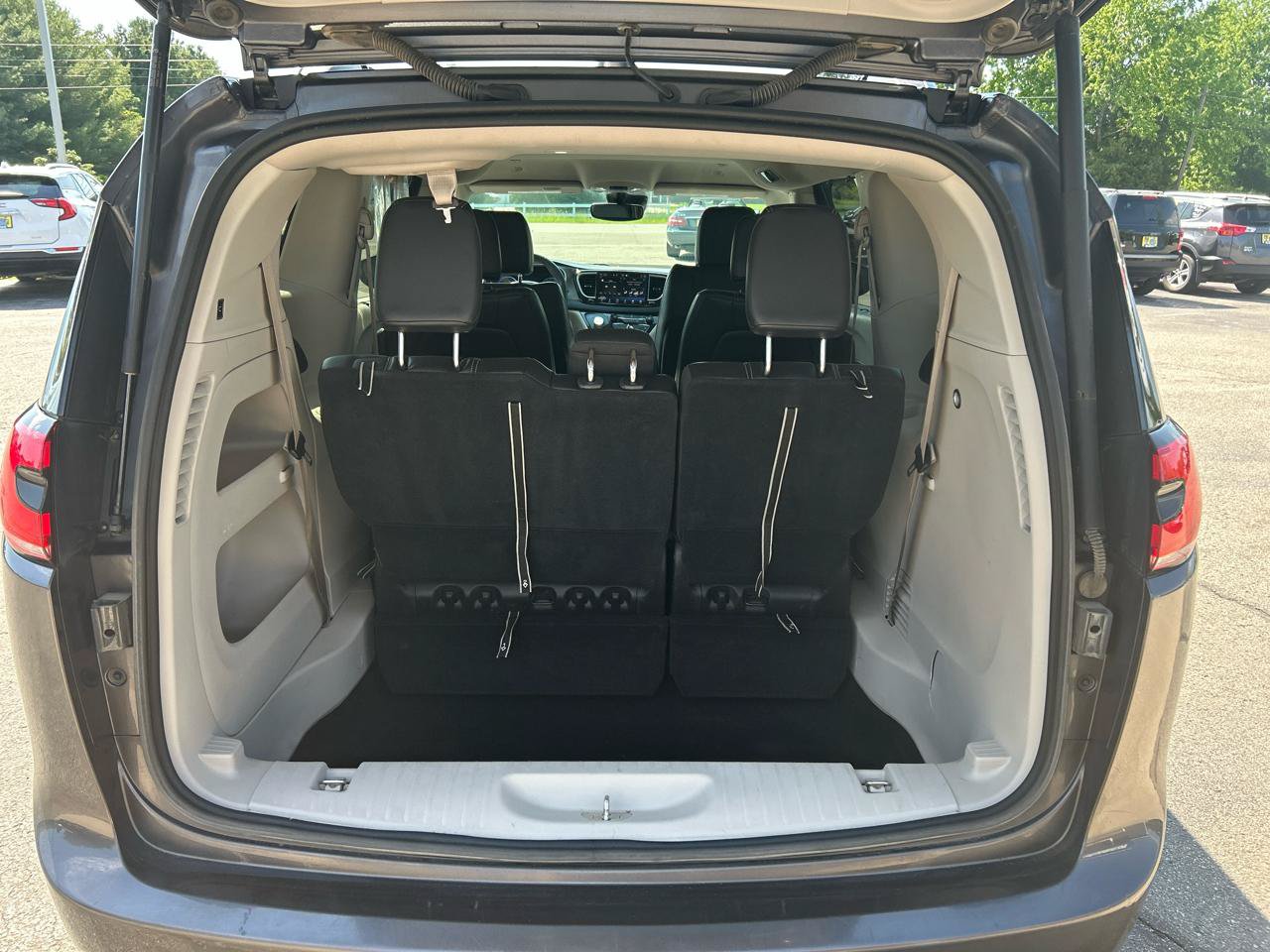 Used 2022 Chrysler Pacifica Touring-L FWD image 24
