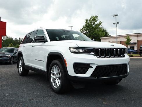 Used 2022 Jeep Grand Cherokee Laredo w/ Luxury Tech Group I AWD/4WD image 3