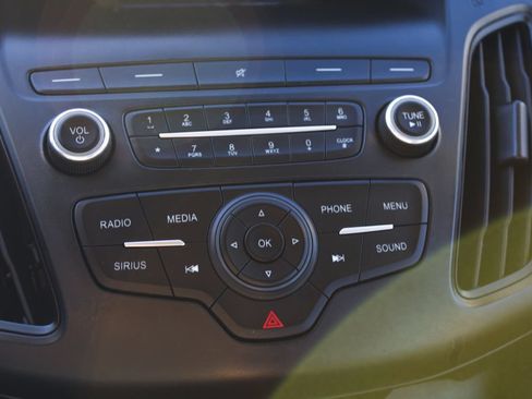 Used 2018 Ford Focus SE FWD image 24