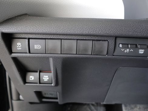 Used 2026 Toyota Sienna LE AWD/4WD image 17