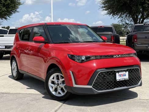 Used 2024 Kia Soul LX w/ Option Group 015 FWD image 2