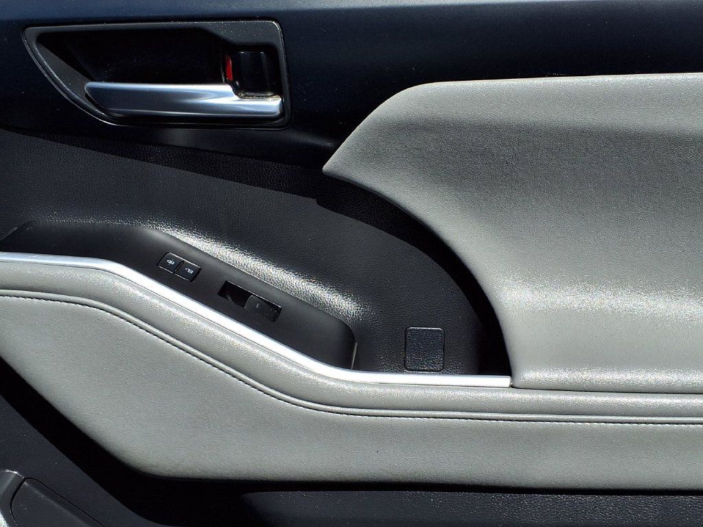Used 2021 Toyota Highlander XLE FWD image 39