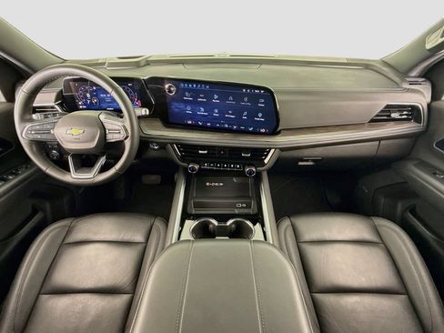 Used 2025 Chevrolet Suburban LT w/ Comfort Package RWD image 9