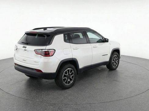 Used 2025 Jeep Compass Trailhawk AWD/4WD image 9