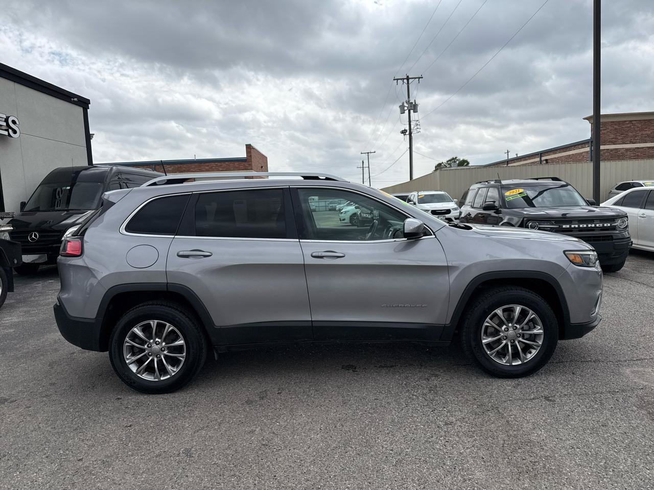 Used 2019 Jeep Cherokee Latitude Plus AWD/4WD image 5