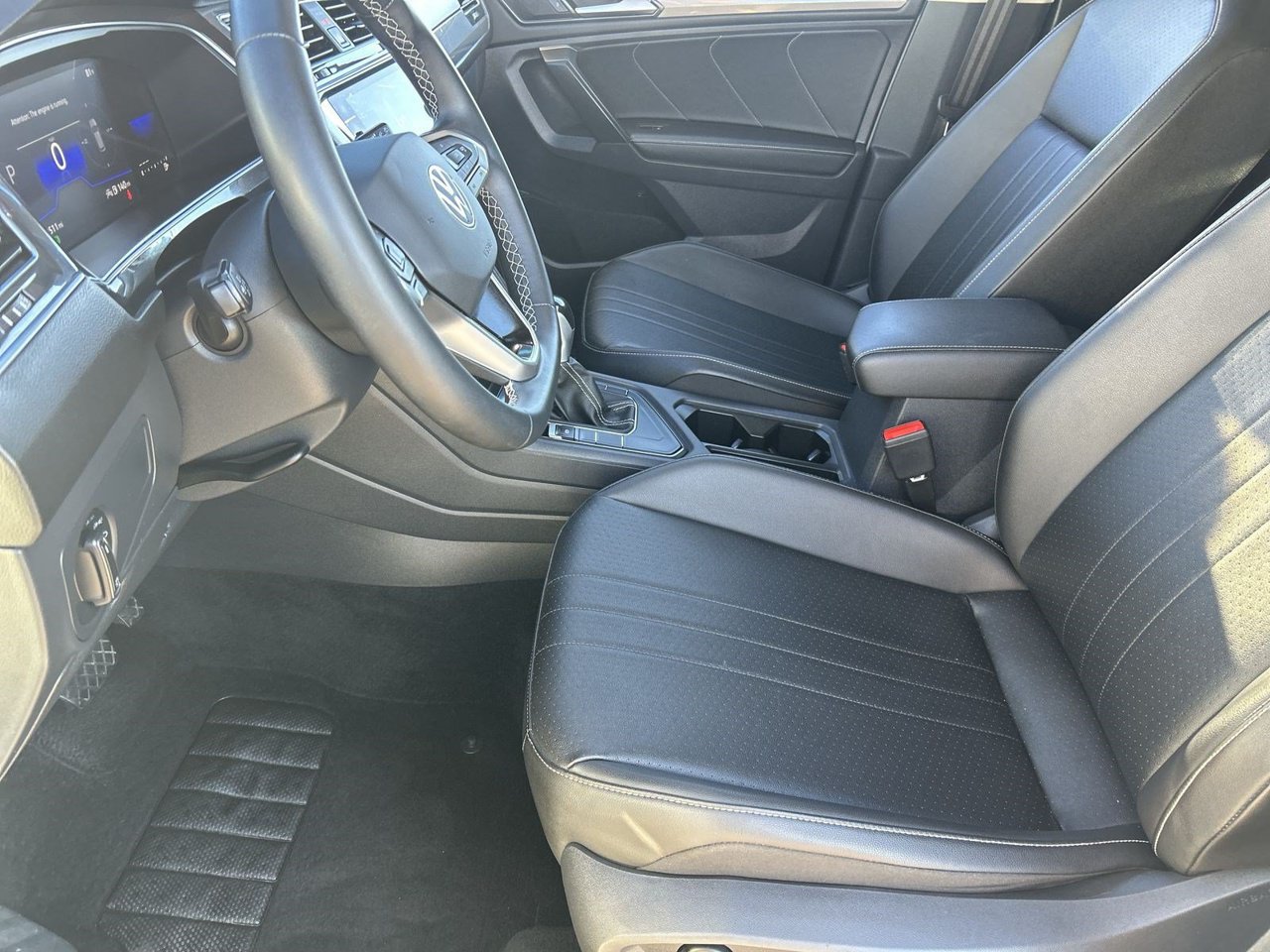 Used 2022 Volkswagen Tiguan SE w/ Panoramic Sunroof Package FWD image 16