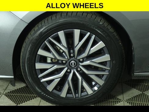 Used 2025 Nissan Altima 2.5 SV FWD image 10