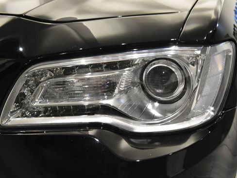 Used 2018 Chrysler 300 Touring L AWD/4WD image 9