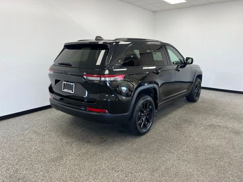 Used 2024 Jeep Grand Cherokee Altitude image 19