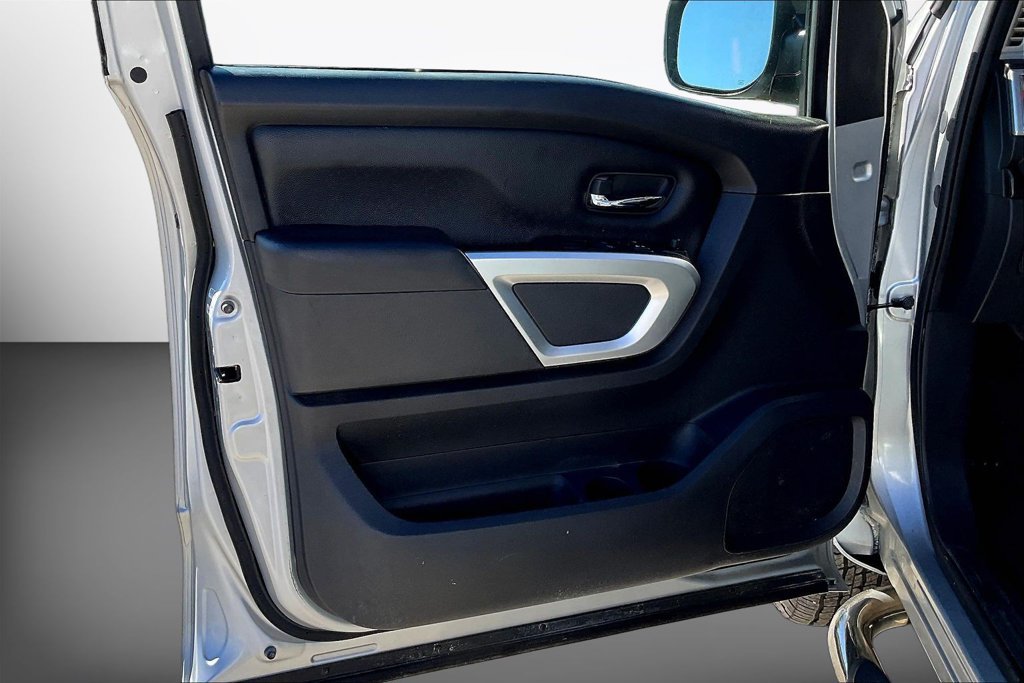Used 2018 Nissan Titan SV AWD/4WD image 20