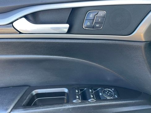 Used 2017 Ford Fusion SE w/ Fusion SE Technology Package image 28