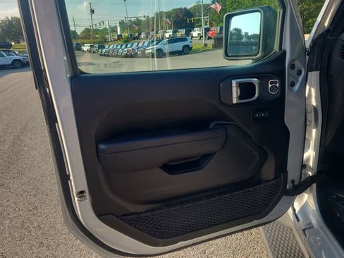 Used 2024 Jeep Wrangler Unlimited w/ Convenience Group AWD/4WD image 7