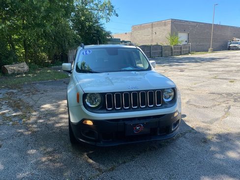 Used 2016 Jeep Renegade Latitude w/ Cold Weather Group FWD image 8