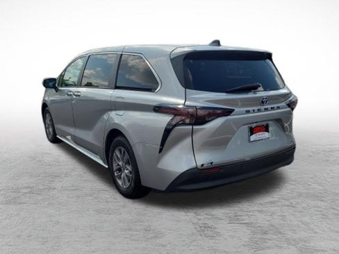 Certified 2023 Toyota Sienna XLE AWD/4WD image 5